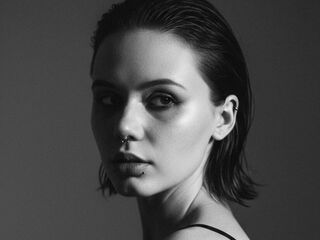 camgirl playing with vibrator JudithSterett