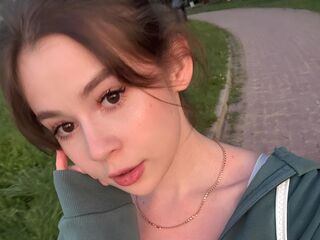 camslut showing tits MozelleSchenz