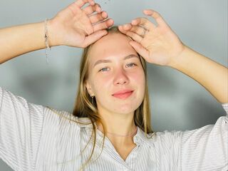 naughty camgirl masturbating with vibrator BertaTurro