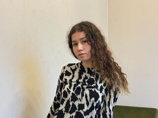 cam girl playing with vibrator JulianaCharton