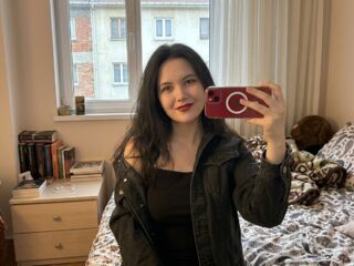 camslut naked KeliCollymore