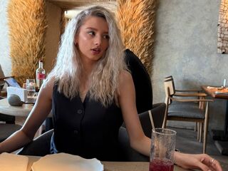 naughty camgirl masturbating with vibrator LavernVink