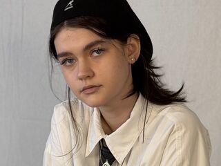 live webcam girl LeannMolineaux