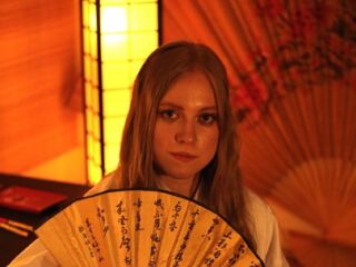 naked camgirl picture MandiKressierer