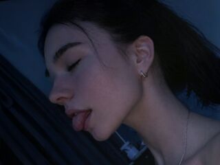 camslut showing tits MelbaStraub
