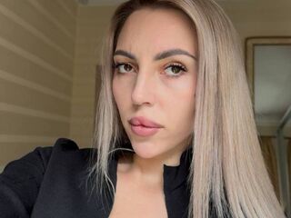 naked cam chatroom MelisaDee